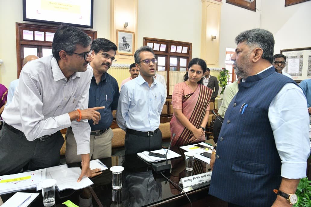 “ನಾನು ಎಲ್ಲವನ್ನೂ ಗಮನಿಸುತ್ತಿದ್ದೇನೆ”: ಚಿಕ್ಕಪೇಟೆಯಿಂದ ಗಾಂಧಿನಗರದವರೆಗೆ ನನ್ನದೇ ಸಂಪರ್ಕಗಳಿವೆ; ಅಧಿಕಾರಿಗಳಿಗೆ ಸಿಎಂ ಡಿ.ಕೆ. ಶಿವಕುಮಾರ್ ಖಡಕ್ ಎಚ್ಚರಿಕೆ
