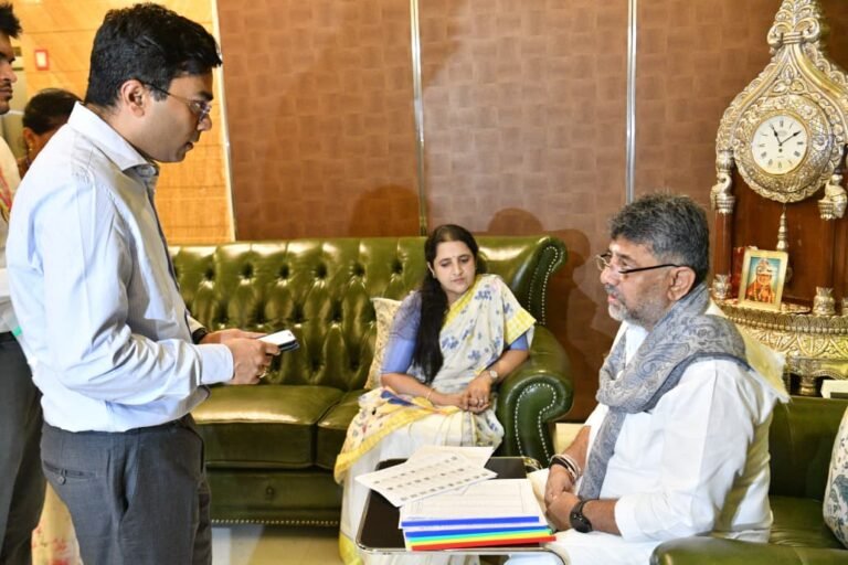 ಎನ್ಯುಮರೇಶನ್ ಅರ್ಜಿ ಭರ್ತಿ ಮಾಡಿ ಎಸ್ಐಆರ್ ಪ್ರಕ್ರಿಯೆಗೆ ಚಾಲನೆ ನೀಡಿದ ಸಿಎಂ ಡಿ.ಕೆ. ಶಿವಕುಮಾರ್; ಮತದಾನದ ಹಕ್ಕು ಉಳಿಸಿಕೊಳ್ಳುವಂತೆ ಕರೆ