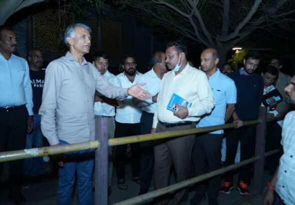 ತಡರಾತ್ರಿವರೆಗೆ ನಗರ ಸುತ್ತಿದ ಸಚಿವ ಕೃಷ್ಣ ಬೈರೇಗೌಡ; ಪಾದಚಾರಿ ಮಾರ್ಗ ಒತ್ತುವರಿ, ರಸ್ತೆ ಮರುಸ್ಥಾಪನೆ ವಿಳಂಬಕ್ಕೆ ಅಧಿಕಾರಿಗಳಿಗೆ ಕ್ಲಾಸ್