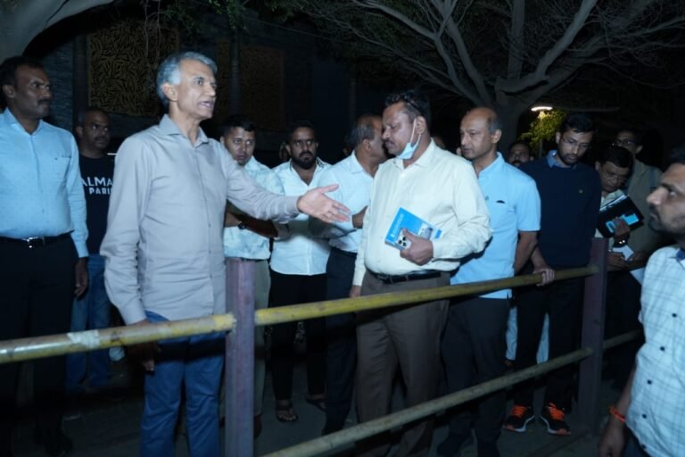 ತಡರಾತ್ರಿವರೆಗೆ ನಗರ ಸುತ್ತಿದ ಸಚಿವ ಕೃಷ್ಣ ಬೈರೇಗೌಡ; ಪಾದಚಾರಿ ಮಾರ್ಗ ಒತ್ತುವರಿ, ರಸ್ತೆ ಮರುಸ್ಥಾಪನೆ ವಿಳಂಬಕ್ಕೆ ಅಧಿಕಾರಿಗಳಿಗೆ ಕ್ಲಾಸ್