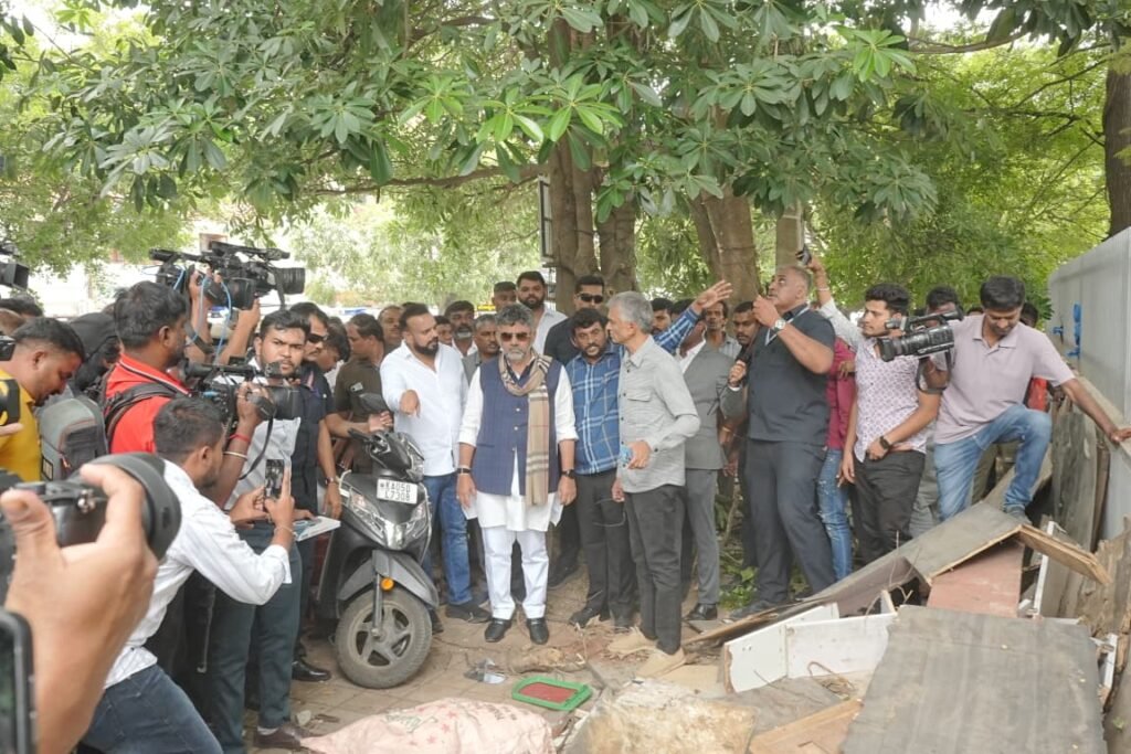 ಬೆಂಗಳೂರು ಫುಟ್ಪಾತ್ ತೆರವು ಕಾರ್ಯಾಚರಣೆ ಪರಿಶೀಲಿಸಿದ ಸಿಎಂ ಡಿ.ಕೆ. ಶಿವಕುಮಾರ್; ಒತ್ತುವರಿ ಹಾಗೂ ಪರಿತ್ಯಕ್ತ ವಾಹನಗಳ ವಿರುದ್ಧ ಕಠಿಣ ಕ್ರಮದ ಎಚ್ಚರಿಕೆ 3 IMG 20260710 WA0274