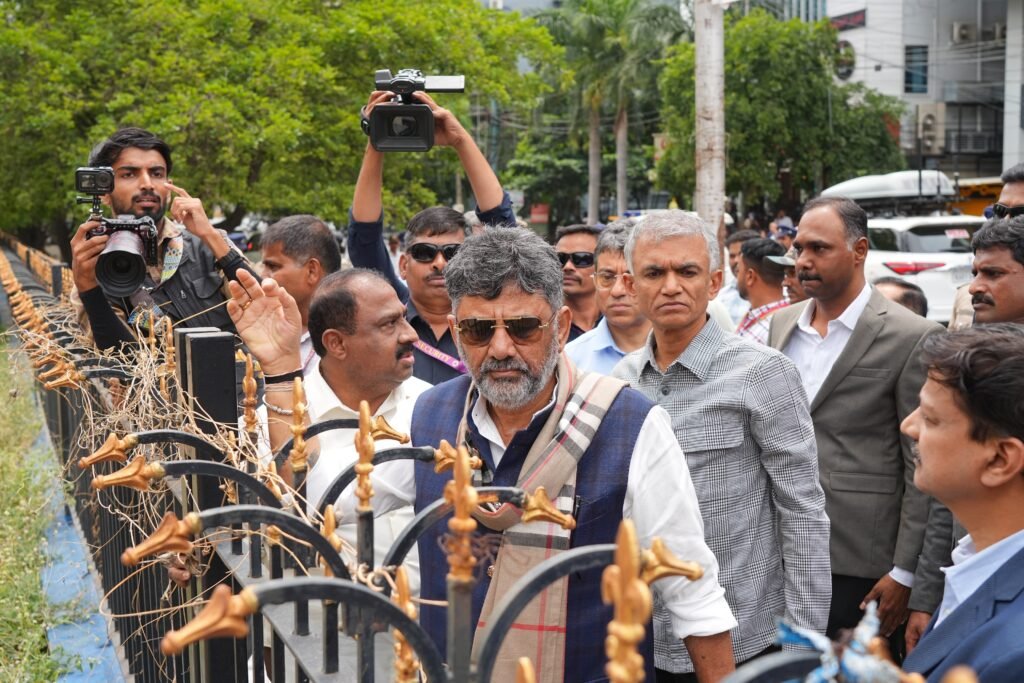 ಬೆಂಗಳೂರು ಫುಟ್ಪಾತ್ ತೆರವು ಕಾರ್ಯಾಚರಣೆ ಪರಿಶೀಲಿಸಿದ ಸಿಎಂ ಡಿ.ಕೆ. ಶಿವಕುಮಾರ್; ಒತ್ತುವರಿ ಹಾಗೂ ಪರಿತ್ಯಕ್ತ ವಾಹನಗಳ ವಿರುದ್ಧ ಕಠಿಣ ಕ್ರಮದ ಎಚ್ಚರಿಕೆ 2 IMG 20260710 WA0377