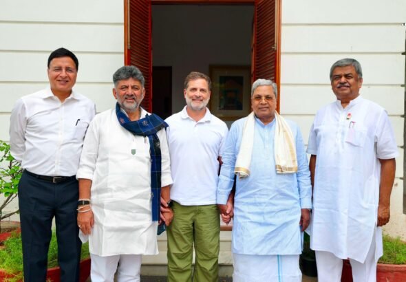 ರಾಹುಲ್ ಗಾಂಧಿಯವರ ದೆಹಲಿ ನಿವಾಸದಲ್ಲಿ Surjewala, D.K. Shivakumar ಮತ್ತು B.K. Hariprasad ಅವರೊಂದಿಗೆ ನಡೆದ ಸಭೆಯಲ್ಲಿ Siddaramaiah ಭಾಗವಹಿಸಿದರು