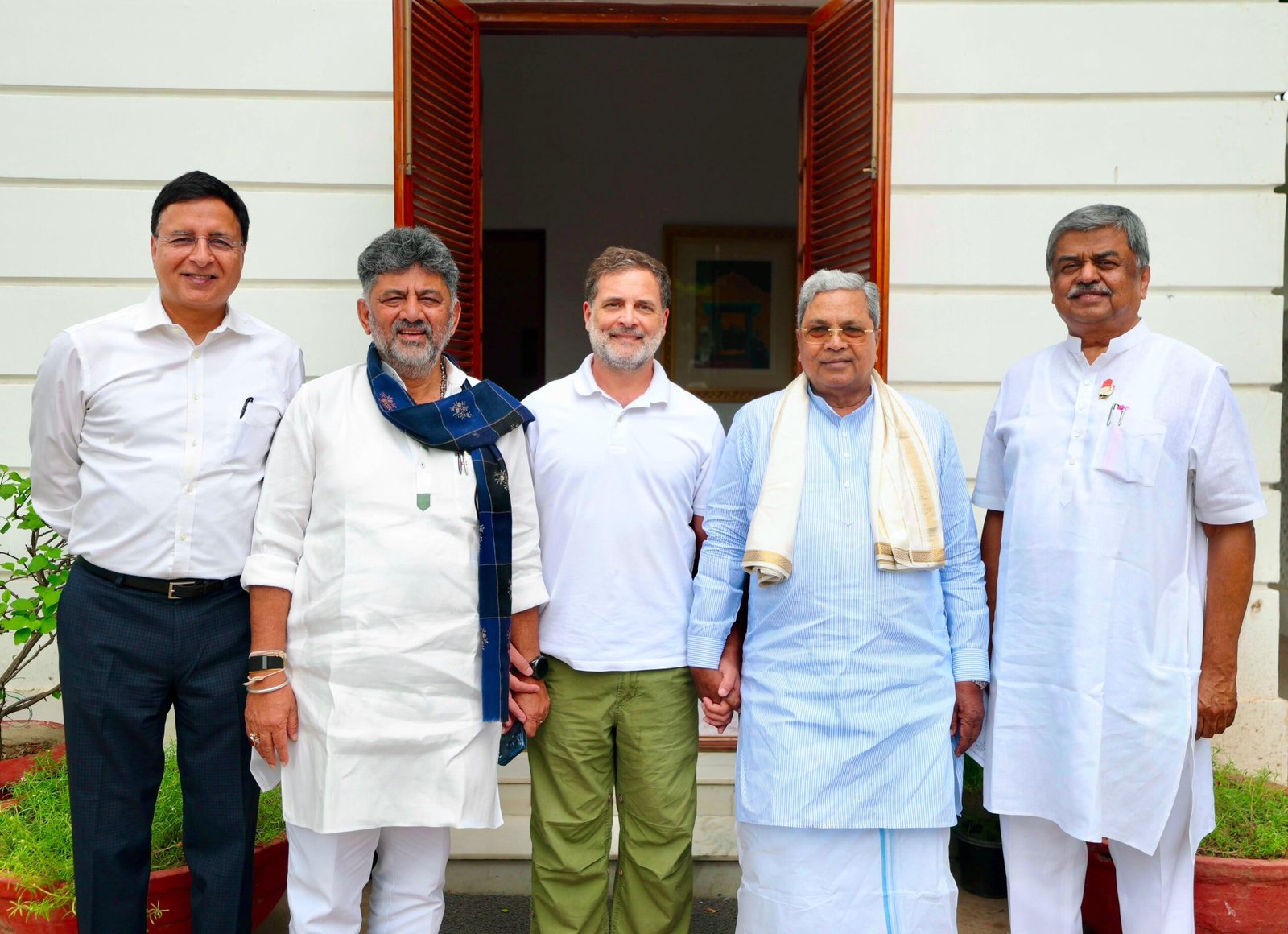 ರಾಹುಲ್ ಗಾಂಧಿಯವರ ದೆಹಲಿ ನಿವಾಸದಲ್ಲಿ Surjewala, D.K. Shivakumar ಮತ್ತು B.K. Hariprasad ಅವರೊಂದಿಗೆ ನಡೆದ ಸಭೆಯಲ್ಲಿ Siddaramaiah ಭಾಗವಹಿಸಿದರು