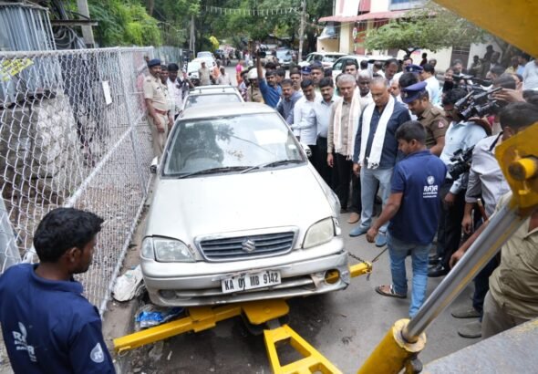 ಗಾಂಧಿನಗರದಲ್ಲಿ ಬಿಡಾಡಿ ವಾಹನಗಳ ಟೋಯಿಂಗ್ ಕಾರ್ಯಕ್ಕೆ ಚಾಲನೆ
