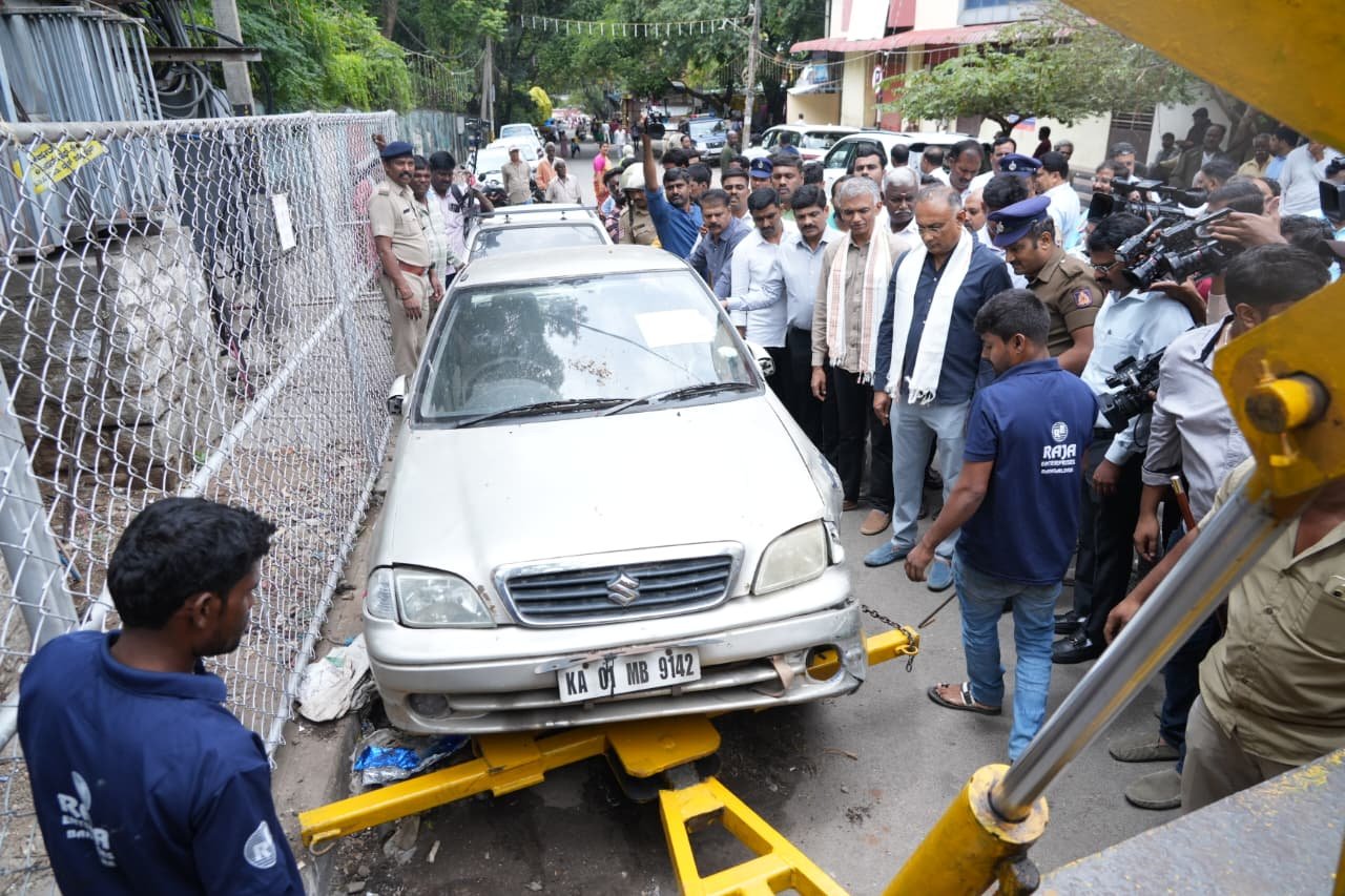 ಗಾಂಧಿನಗರದಲ್ಲಿ ಬಿಡಾಡಿ ವಾಹನಗಳ ಟೋಯಿಂಗ್ ಕಾರ್ಯಕ್ಕೆ ಚಾಲನೆ