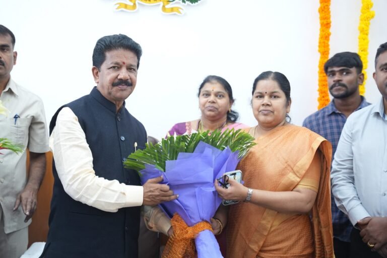 ಅಧಿಕಾರ ಸ್ವೀಕರಿಸಿದ ಮೊದಲ ದಿನವೇ ಎಸ್‌ಟಿ ಕಲ್ಯಾಣ ಯೋಜನೆಗಳ ಕಾಲಮಿತಿಯ ಅನುಷ್ಠಾನಕ್ಕೆ ಸಚಿವ ಟಿ. ರಘುಮೂರ್ತಿ ಸೂಚನೆ
