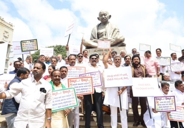 ವಿಧಾನಸೌಧದಲ್ಲಿ ಕಾಂಗ್ರೆಸ್ ಪ್ರತಿಭಟನೆ; ಕರ್ನಾಟಕ ವಿಧಾನಮಂಡಲದ ಕಲಾಪಕ್ಕೆ ಬಿಜೆಪಿ ಅಡ್ಡಿಪಡಿಸುತ್ತಿದೆ ಎಂದು ಆರೋಪ