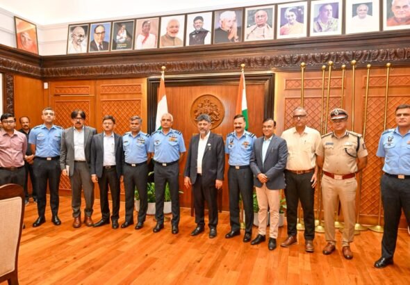 ಭಾರತೀಯ ವಾಯುಪಡೆಯ ತರಬೇತಿ ಕಮಾಂಡ್ ಮುಖ್ಯಸ್ಥ ಏರ್ ಮಾರ್ಷಲ್ ಎಸ್. ಶ್ರೀನಿವಾಸ್ ಸಿಎಂ ಡಿ.ಕೆ. ಶಿವಕುಮಾರ್ ಭೇಟಿ