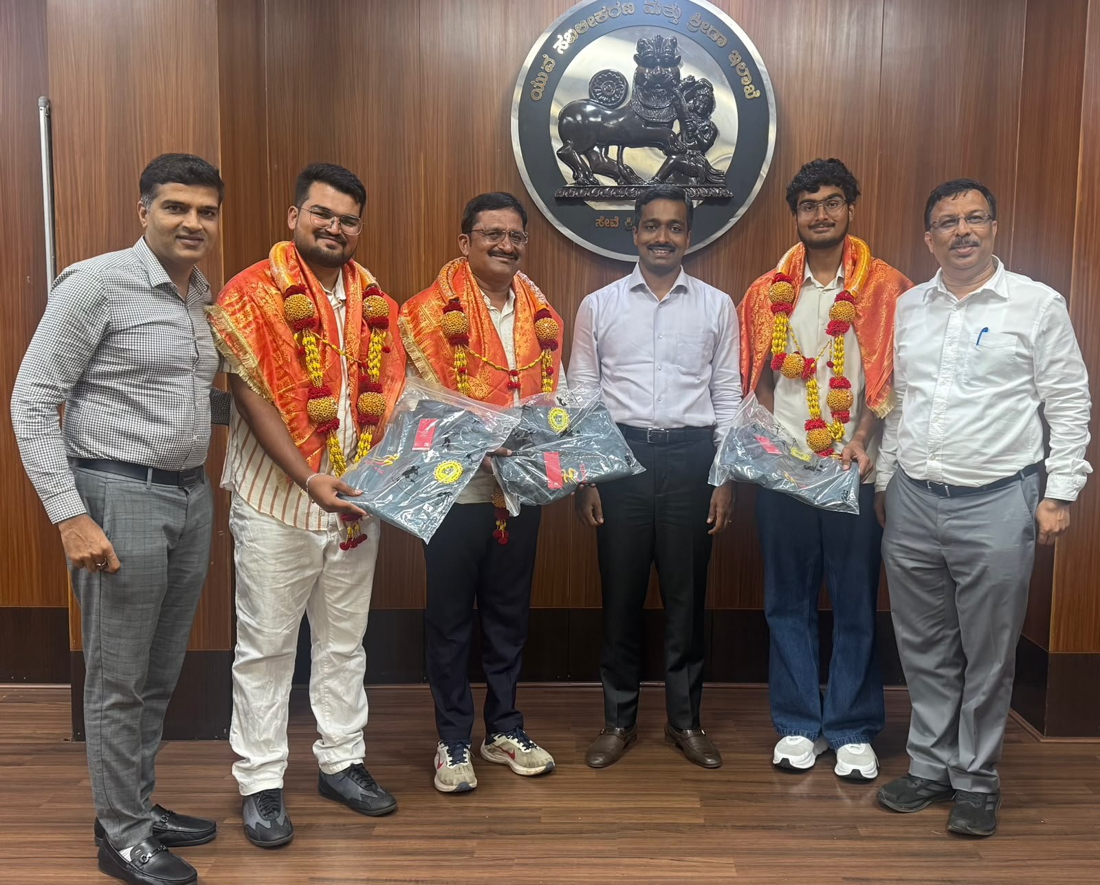 ಕಾಶ್ಮೀರದಿಂದ ಕನ್ಯಾಕುಮಾರಿವರೆಗೆ ಸೈಕ್ಲಿಂಗ್ ಸಾಧನೆ: ಸತ್ವೀರ್ ರೊಟ್ಟಿ ಮತ್ತು ಪುತ್ರರಿಗೆ ಕ್ರೀಡಾ ಆಯುಕ್ತ ಅನುಚೇತ್ ಸನ್ಮಾನ
