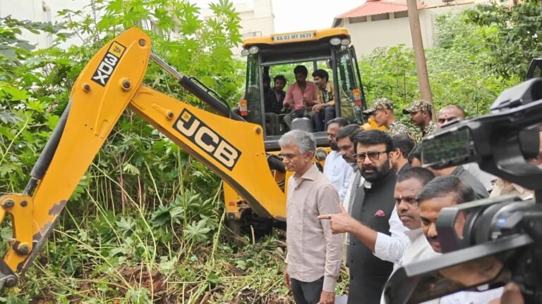 ಖಾಲಿ ನಿವೇಶನ ಸ್ವಚ್ಛಗೊಳಿಸಿ, ಇಲ್ಲವೇ ವೆಚ್ಚ ಭರಿಸಿ: ಬೆಂಗಳೂರಿನಲ್ಲಿ ಪಾಲಿಕೆಗಳ ಕಾರ್ಯಾಚರಣೆ ಆರಂಭ