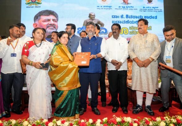 ಶಿವರಾಮ ಕಾರಂತ ಬಡಾವಣೆ: ಭೂ ಪರಿಹಾರ ವಿತರಿಸಿದ ಡಿ.ಕೆ. ಶಿವಕುಮಾರ್; ನಿವೇಶನ ಮಾರದಂತೆ ರೈತರಿಗೆ ಸಲಹೆ