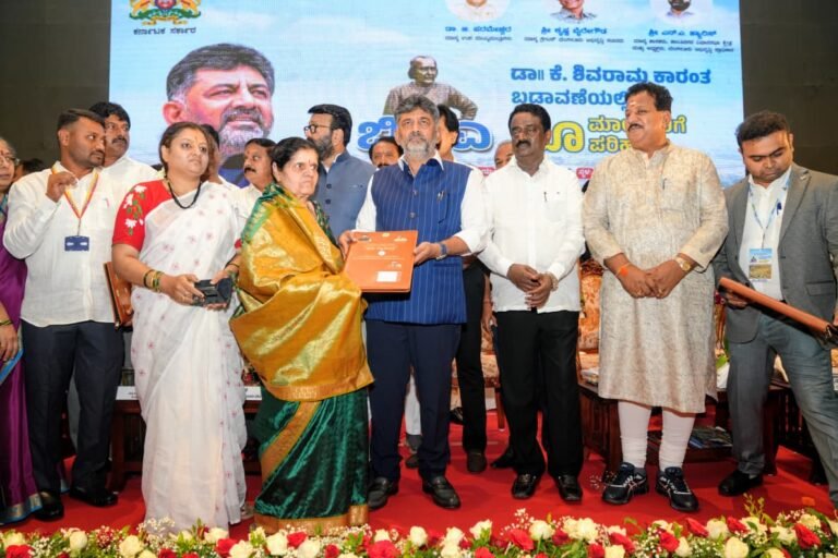 ಶಿವರಾಮ ಕಾರಂತ ಬಡಾವಣೆ: ಭೂ ಪರಿಹಾರ ವಿತರಿಸಿದ ಡಿ.ಕೆ. ಶಿವಕುಮಾರ್; ನಿವೇಶನ ಮಾರದಂತೆ ರೈತರಿಗೆ ಸಲಹೆ