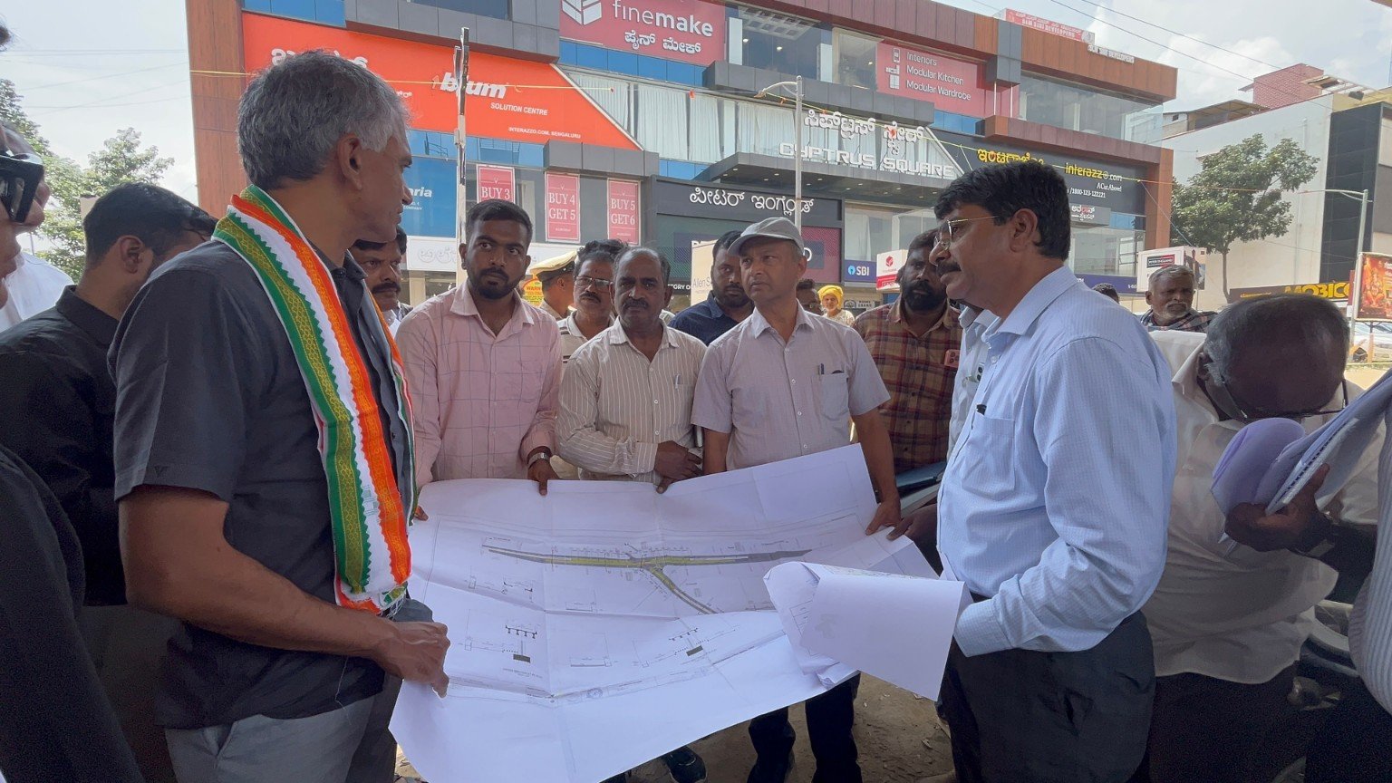 ರಸ್ತೆ ನಕ್ಷೆಗಳನ್ನು ಪರಿಶೀಲಿಸುತ್ತಿರುವ ಕೃಷ್ಣ ಬೈರೇಗೌಡ ಮತ್ತು ಅಧಿಕಾರಿಗಳು.