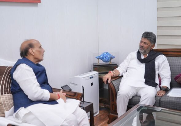 ನವದೆಹಲಿಯ ಸಭೆಯಲ್ಲಿ ಕೇಂದ್ರ ರಕ್ಷಣಾ ಸಚಿವರೊಂದಿಗೆ ಕುಳಿತಿರುವ ಡಿ.ಕೆ. ಶಿವಕುಮಾರ್
