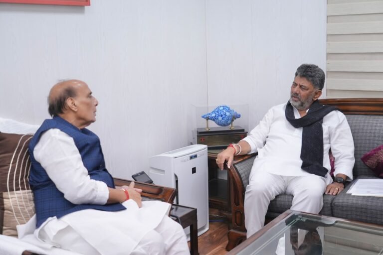 ನವದೆಹಲಿಯ ಸಭೆಯಲ್ಲಿ ಕೇಂದ್ರ ರಕ್ಷಣಾ ಸಚಿವರೊಂದಿಗೆ ಕುಳಿತಿರುವ ಡಿ.ಕೆ. ಶಿವಕುಮಾರ್