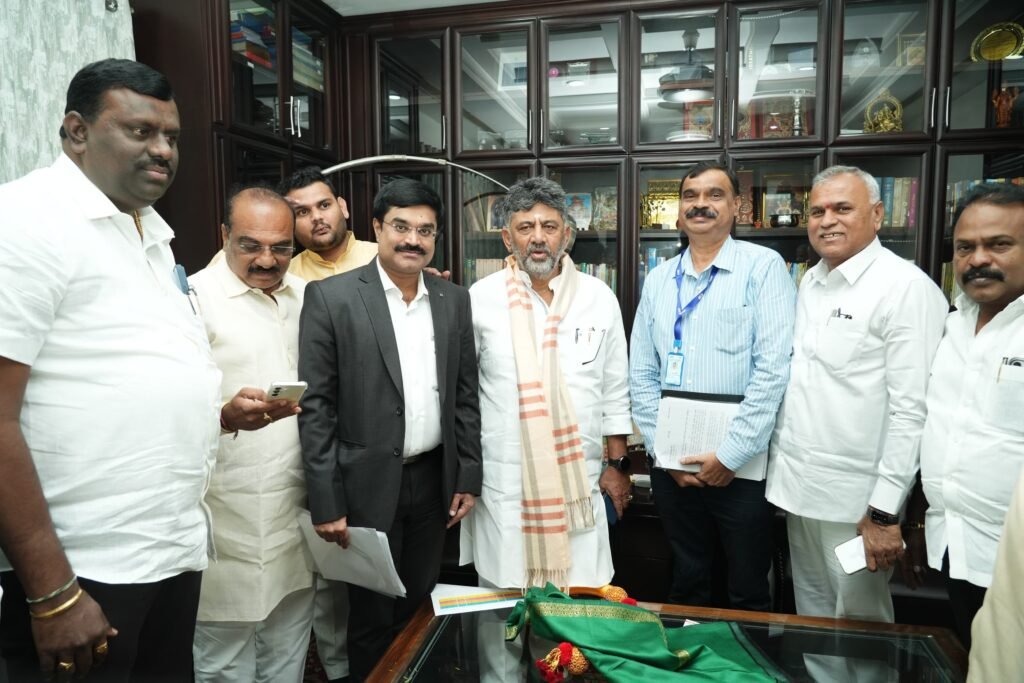 ಹಾಲಿನ ದರ ₹12 ಹೆಚ್ಚಳಕ್ಕೆ ಕರ್ನಾಟಕದ ಹಾಲು ಒಕ್ಕೂಟಗಳ ಮನವಿ; ಸಂಪುಟದಲ್ಲಿ ಅಂತಿಮ ತೀರ್ಮಾನ ಎಂದ ಡಿ.ಕೆ. ಶಿವಕುಮಾರ್ 2 ಹಾಲಿನ ದರ ₹12 ಹೆಚ್ಚಳಕ್ಕೆ ಕರ್ನಾಟಕದ ಹಾಲು ಒಕ್ಕೂಟಗಳ ಮನವಿ; ಸಂಪುಟದಲ್ಲಿ ಅಂತಿಮ ತೀರ್ಮಾನ ಎಂದ ಡಿ.ಕೆ. ಶಿವಕುಮಾರ್