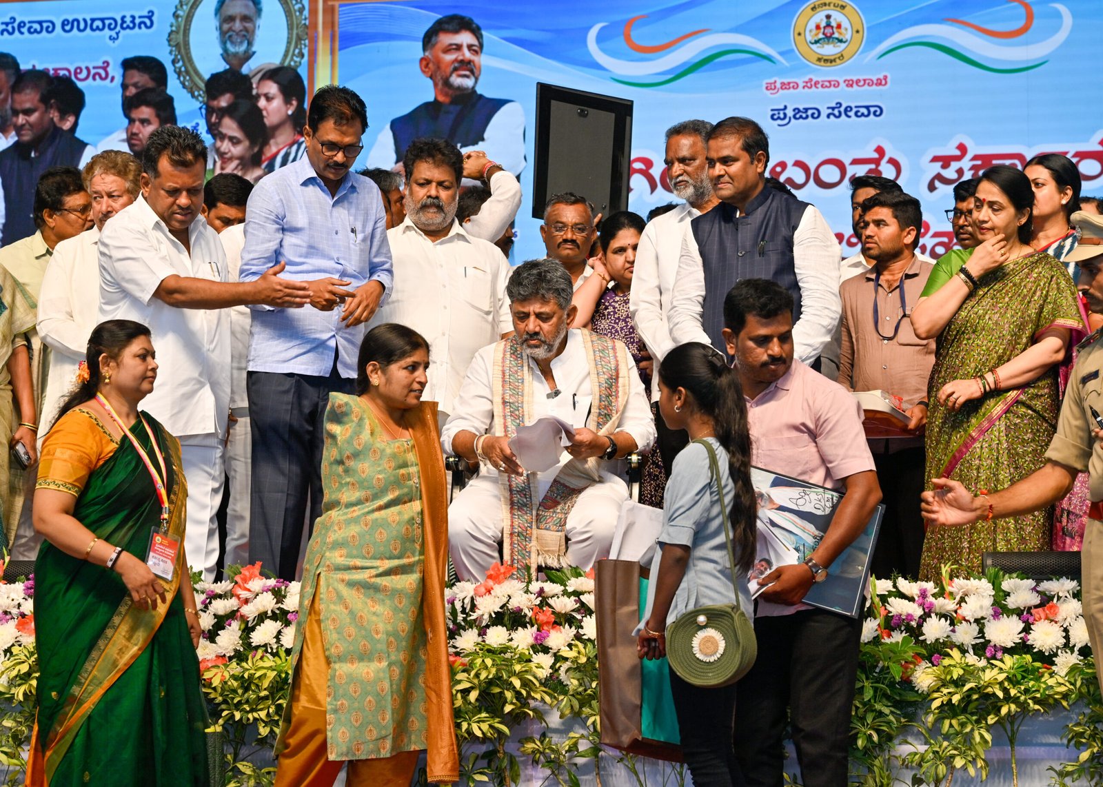 ಮೋದಿಯ 2014ರ ‘ಪ್ರಧಾನ ಸೇವಕ’ದಿಂದ ಡಿ.ಕೆ. ಶಿವಕುಮಾರ್‌ರ ‘ಪ್ರಜಾಸೇವಕ’ವರೆಗೆ: ‘ನನ್ನನ್ನು ನಾಡಿನ ದೊರೆ ಎನ್ನಬೇಡಿ’ ಎಂದ ಕರ್ನಾಟಕ ಸಿಎಂ