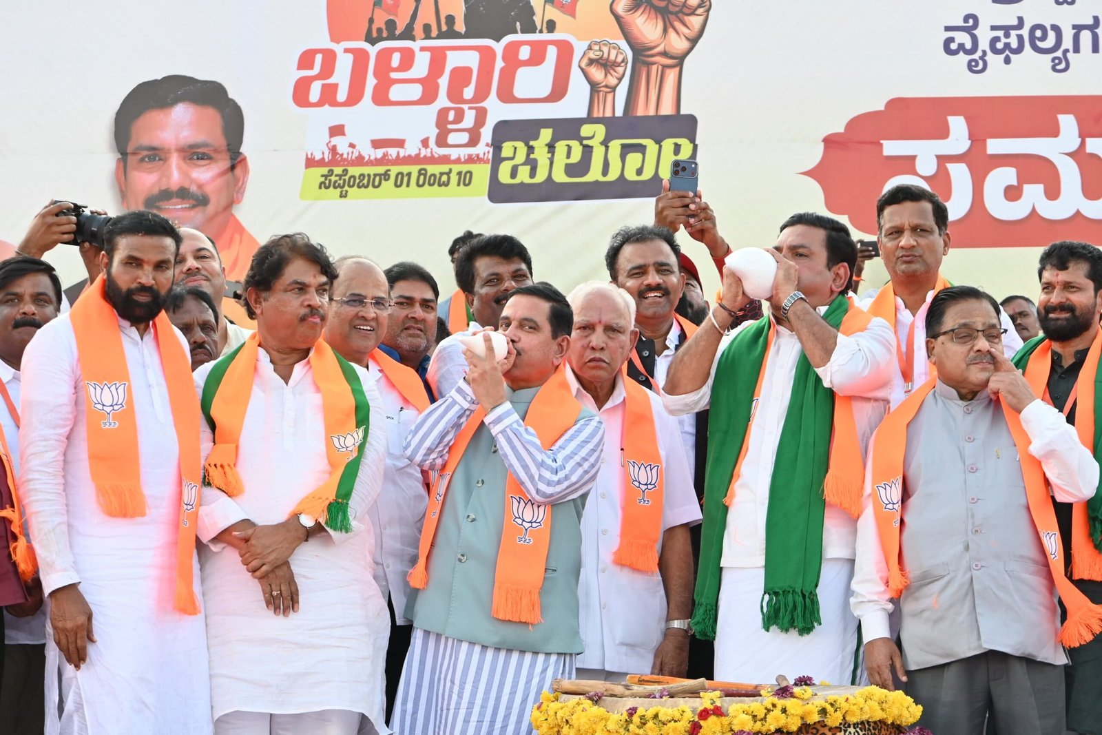 ‘2028ರಲ್ಲಿ ಬಿಜೆಪಿ ಅಧಿಕಾರಕ್ಕೆ ಬಂದರೆ ವಾಲ್ಮೀಕಿ ನಿಗಮದ ಹಣ ವಸೂಲಿ ಮಾಡಿ ಬಡವರಿಗೆ ಕೊಡುತ್ತೇವೆ’: ಬಳ್ಳಾರಿಯಲ್ಲಿ ಡಿಕೆ ಶಿವಕುಮಾರ್ ಸರ್ಕಾರದ ವಿರುದ್ಧ ಪ್ರಲ್ಹಾದ್ ಜೋಶಿ ವಾಗ್ದಾಳಿ