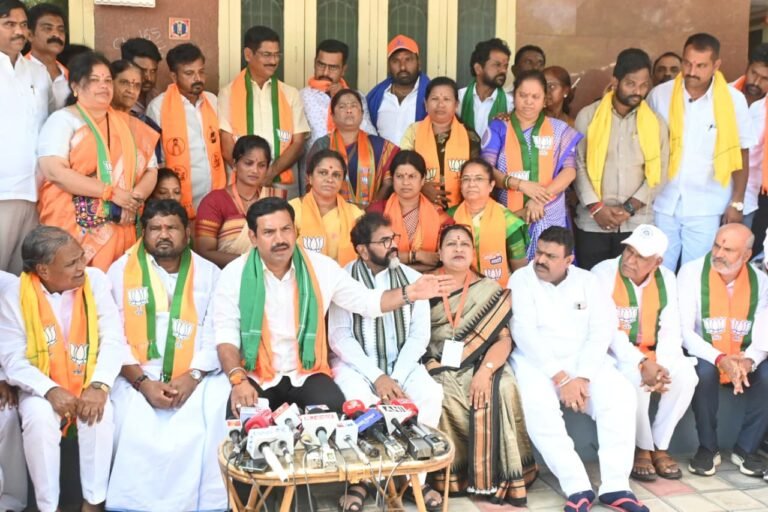‘ಪ್ರಜಾಸೇವಕ ಎಂದು ಹೇಗೆ ಕರೆಸಿಕೊಳ್ಳುತ್ತೀರಿ?’: ಬಿಪಿಎಲ್ ಕಾರ್ಡ್, ಖಾಲಿ ಹುದ್ದೆ, ಉತ್ತರ ಕರ್ನಾಟಕ ಭೇಟಿ ವಿಚಾರದಲ್ಲಿ ಡಿ.ಕೆ. ಶಿವಕುಮಾರ್ ವಿರುದ್ಧ ವಿಜಯೇಂದ್ರ ವಾಗ್ದಾಳಿ