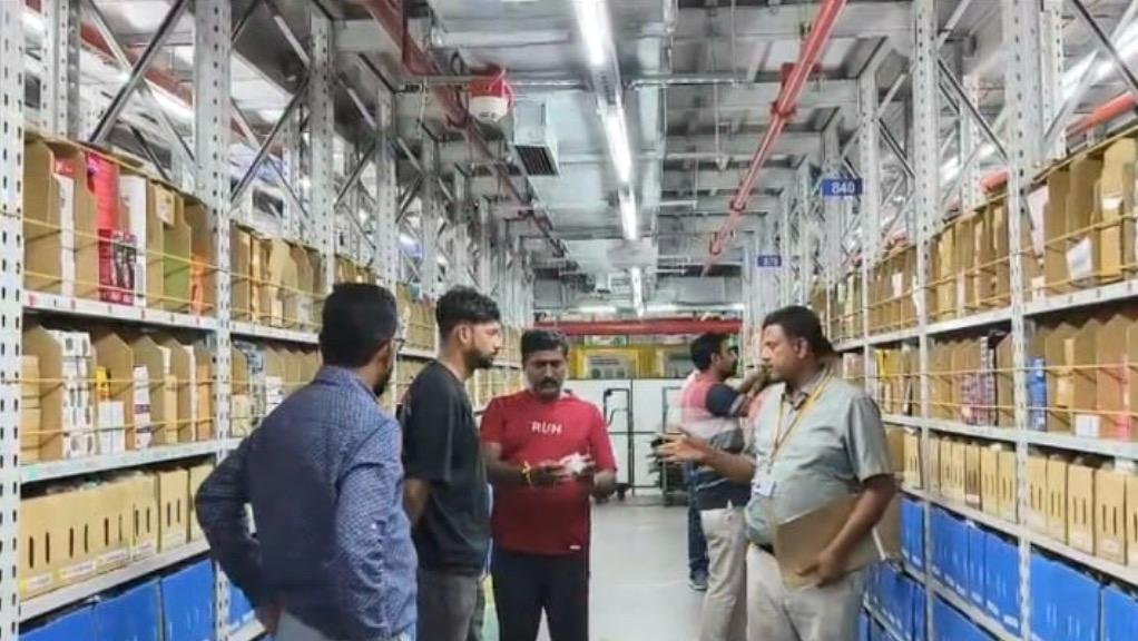 ಆನೇಕಲ್, ದೇವನಹಳ್ಳಿಯ ಪರವಾನಗಿ ರಹಿತ Amazon ಔಷಧ ಸಂಗ್ರಹ ಕೇಂದ್ರಗಳ ಮೇಲೆ ಕರ್ನಾಟಕ FDA ದಾಳಿ; ₹4.02 ಲಕ್ಷ ಮೌಲ್ಯದ ಔಷಧ ಜಪ್ತಿ