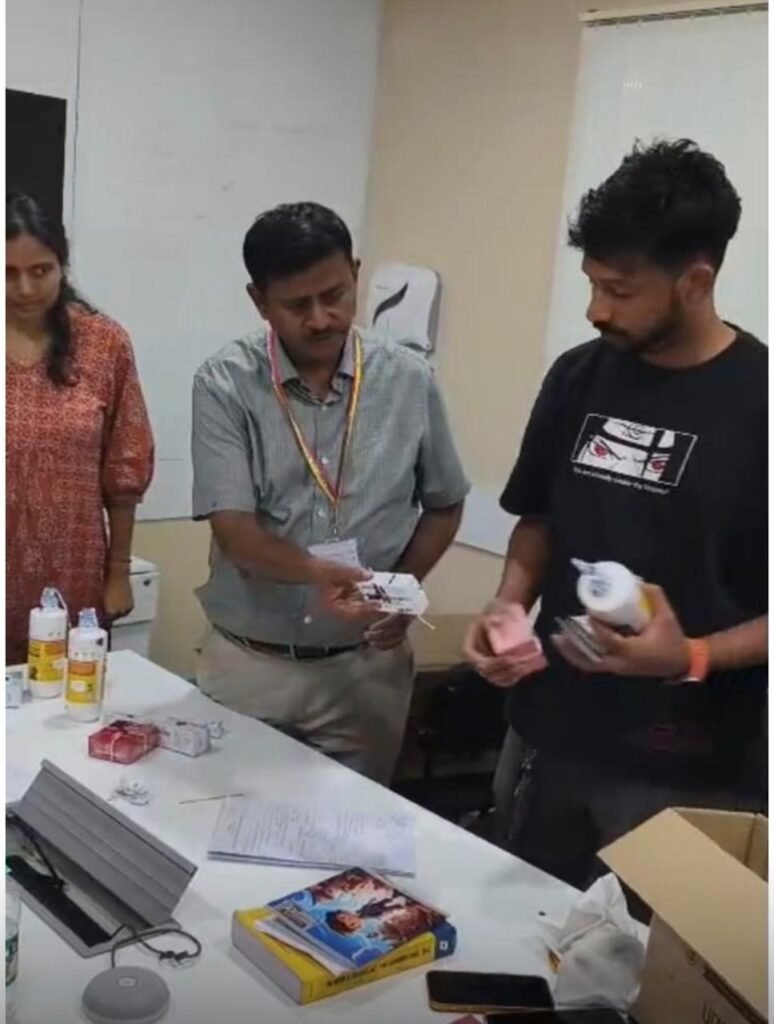 ಆನೇಕಲ್, ದೇವನಹಳ್ಳಿಯ ಪರವಾನಗಿ ರಹಿತ Amazon ಔಷಧ ಸಂಗ್ರಹ ಕೇಂದ್ರಗಳ ಮೇಲೆ ಕರ್ನಾಟಕ FDA ದಾಳಿ; ₹4.02 ಲಕ್ಷ ಮೌಲ್ಯದ ಔಷಧ ಜಪ್ತಿ