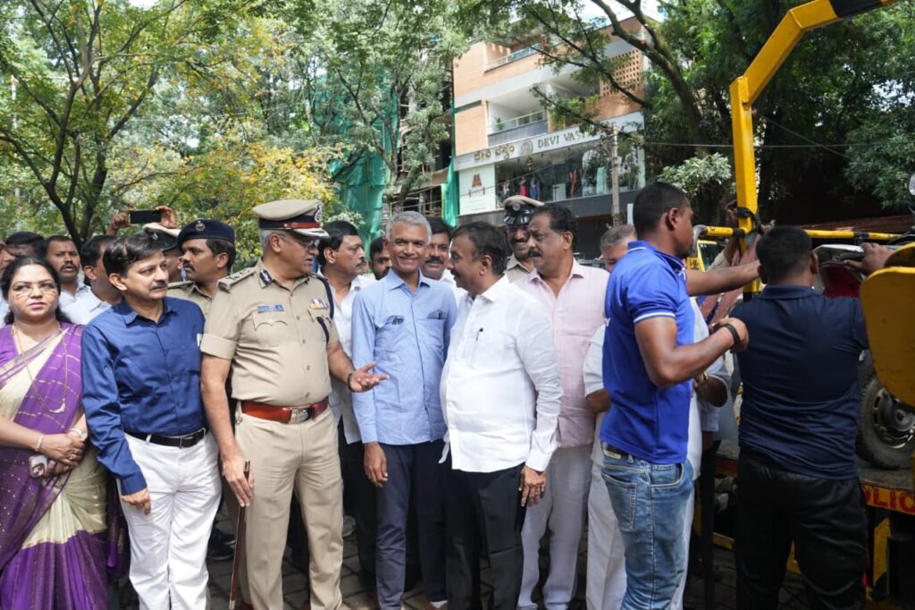 ವರ್ಷಗಳಿಂದ ಕಾನೂನು ಪ್ರಕ್ರಿಯೆಯಲ್ಲಿ ಸಿಲುಕಿದ್ದ 134 ವಾಹನಗಳು ಕೊನೆಗೂ ಜಯನಗರ ಪೊಲೀಸ್ ಠಾಣೆಯಿಂದ ತೆರವು; ರಸ್ತೆ, ಪಾದಚಾರಿ ಮಾರ್ಗಕ್ಕೆ ಮುಕ್ತಿ 3 ವರ್ಷಗಳಿಂದ ಕಾನೂನು ಪ್ರಕ್ರಿಯೆಯಲ್ಲಿ ಸಿಲುಕಿದ್ದ 134 ವಾಹನಗಳು ಕೊನೆಗೂ ಜಯನಗರ ಪೊಲೀಸ್ ಠಾಣೆಯಿಂದ ತೆರವು; ರಸ್ತೆ, ಪಾದಚಾರಿ ಮಾರ್ಗಕ್ಕೆ ಮುಕ್ತಿ