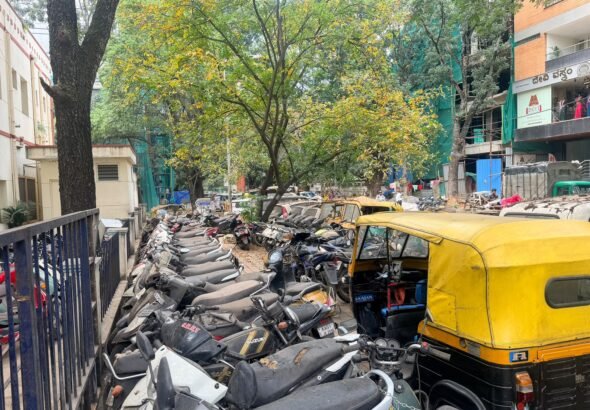 ವರ್ಷಗಳಿಂದ ಕಾನೂನು ಪ್ರಕ್ರಿಯೆಯಲ್ಲಿ ಸಿಲುಕಿದ್ದ 134 ವಾಹನಗಳು ಕೊನೆಗೂ ಜಯನಗರ ಪೊಲೀಸ್ ಠಾಣೆಯಿಂದ ತೆರವು; ರಸ್ತೆ, ಪಾದಚಾರಿ ಮಾರ್ಗಕ್ಕೆ ಮುಕ್ತಿ