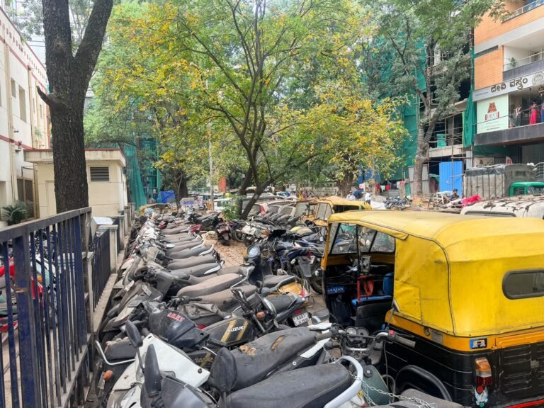 ವರ್ಷಗಳಿಂದ ಕಾನೂನು ಪ್ರಕ್ರಿಯೆಯಲ್ಲಿ ಸಿಲುಕಿದ್ದ 134 ವಾಹನಗಳು ಕೊನೆಗೂ ಜಯನಗರ ಪೊಲೀಸ್ ಠಾಣೆಯಿಂದ ತೆರವು; ರಸ್ತೆ, ಪಾದಚಾರಿ ಮಾರ್ಗಕ್ಕೆ ಮುಕ್ತಿ