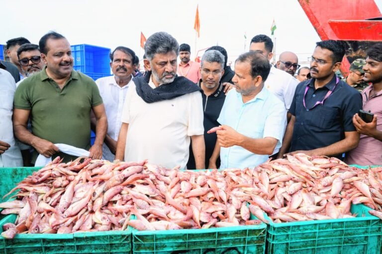 ಸಿಎಂ ದಿಢೀರ್ ಭೇಟಿಯ ವೇಳೆ ಮಂಗಳೂರು ಮೀನುಗಾರಿಕಾ ಬಂದರಿನಲ್ಲಿ ವ್ಯಾಪಾರ ಸ್ಥಗಿತ; ವರದಿಗೆ ಡಿ.ಕೆ. ಶಿವಕುಮಾರ್ ಆದೇಶ, ಅಧಿಕಾರಿಗಳ ಅಮಾನತು ಎಚ್ಚರಿಕೆ