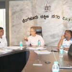 ಬೆಂಗಳೂರು ದಕ್ಷಿಣ ನಗರ ಪಾಲಿಕೆಯ ತಾಂತ್ರಿಕ ಸಲಹಾ ಸಮಿತಿ ಸಭೆಯಲ್ಲಿ ಚರ್ಚಿಸುತ್ತಿರುವ ಸದಸ್ಯರು ಮತ್ತು ಅಧಿಕಾರಿಗಳು