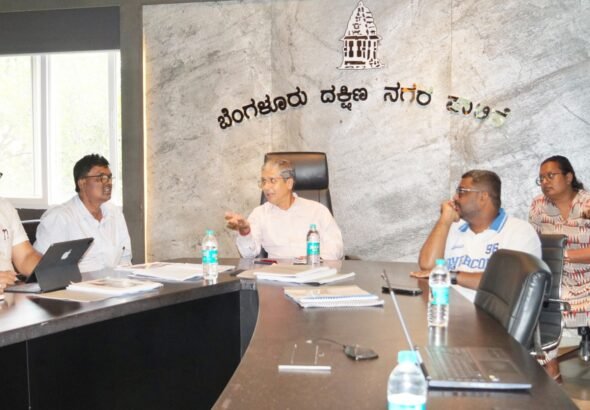 ಬೆಂಗಳೂರು ದಕ್ಷಿಣ ನಗರ ಪಾಲಿಕೆಯ ತಾಂತ್ರಿಕ ಸಲಹಾ ಸಮಿತಿ ಸಭೆಯಲ್ಲಿ ಚರ್ಚಿಸುತ್ತಿರುವ ಸದಸ್ಯರು ಮತ್ತು ಅಧಿಕಾರಿಗಳು