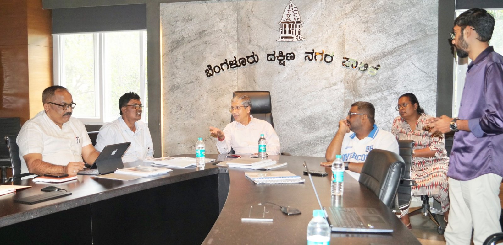 ಬೆಂಗಳೂರು ದಕ್ಷಿಣ ನಗರ ಪಾಲಿಕೆಯ ತಾಂತ್ರಿಕ ಸಲಹಾ ಸಮಿತಿ ಸಭೆಯಲ್ಲಿ ಚರ್ಚಿಸುತ್ತಿರುವ ಸದಸ್ಯರು ಮತ್ತು ಅಧಿಕಾರಿಗಳು