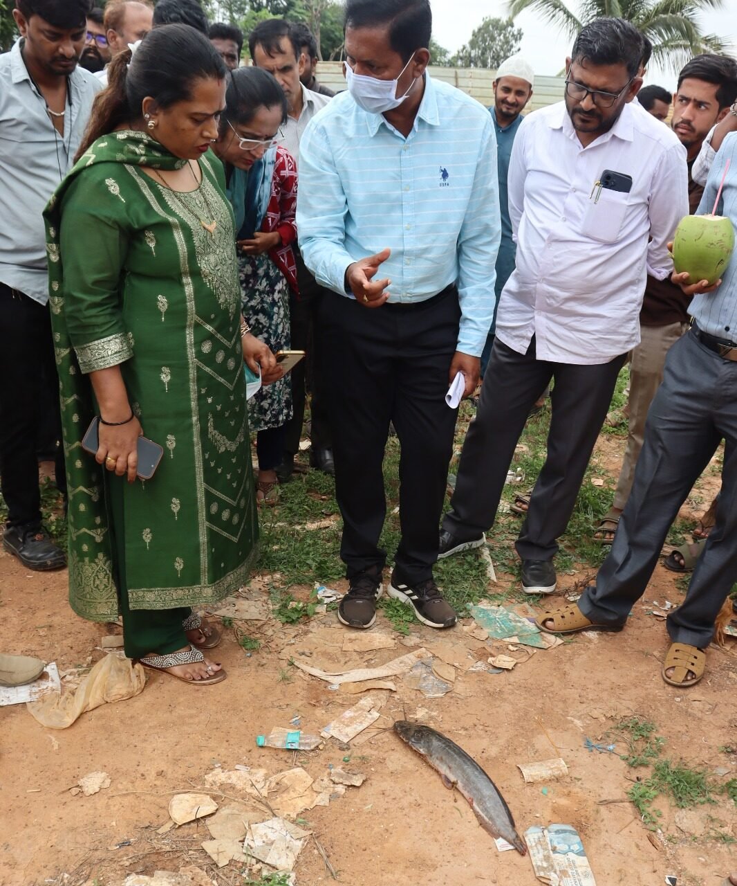 ಹೊಸಕೋಟೆ ಕಾರ್ಯಾಚರಣೆಯಲ್ಲಿ ಕ್ಯಾಟ್‌ಫಿಶ್ ಪರಿಶೀಲಿಸುತ್ತಿರುವ ಅಧಿಕಾರಿಗಳು