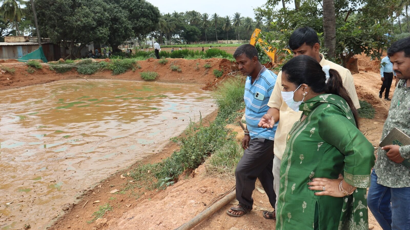 ಹೊಸಕೋಟೆಯಲ್ಲಿ ಕ್ಯಾಟ್‌ಫಿಶ್ ಸಾಕಾಣಿಕೆ ವಿರುದ್ಧ ದಾಳಿ: 20 ಹೊಂಡಗಳ ನಾಶ, ಎಫ್‌ಐಆರ್‌ಗೆ ವಾಸಂತಿ ಅಮರ್ ಸೂಚನೆ