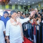 ಬೆಂಗಳೂರಿನ ಕರ್ನಾಟಕ ಪರ್ವ 2026ರಲ್ಲಿ ಸಾರ್ವಜನಿಕರನ್ನು ಸ್ವಾಗತಿಸುತ್ತಿರುವ ಡಿ ಕೆ ಶಿವಕುಮಾರ್