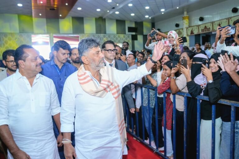 ಬೆಂಗಳೂರಿನ ಕರ್ನಾಟಕ ಪರ್ವ 2026ರಲ್ಲಿ ಸಾರ್ವಜನಿಕರನ್ನು ಸ್ವಾಗತಿಸುತ್ತಿರುವ ಡಿ ಕೆ ಶಿವಕುಮಾರ್