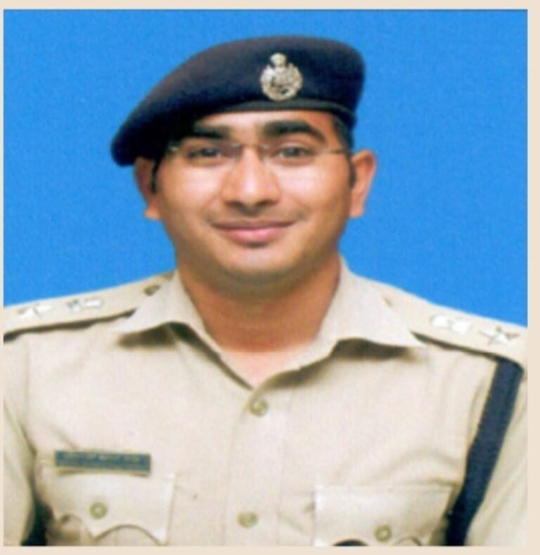 ಪೊಲೀಸ್ ಸಮವಸ್ತ್ರದಲ್ಲಿ ಧರ್ಮೇಂದ್ರ ಕುಮಾರ್ ಮೀನಾ