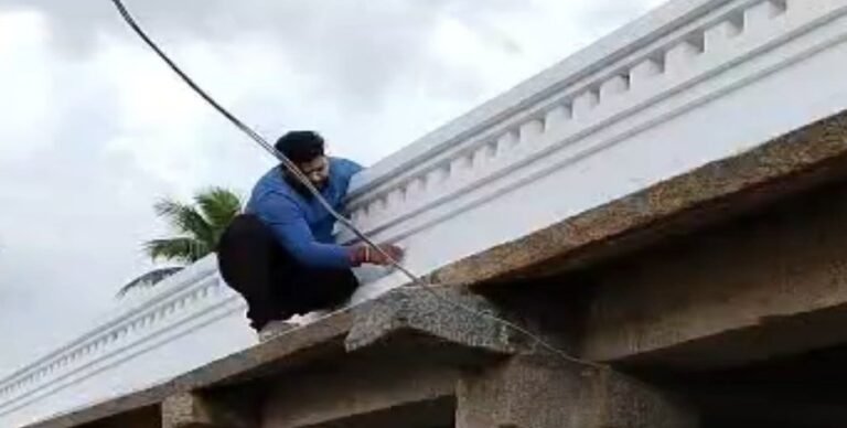 ಮೈಸೂರು ಜಿಲ್ಲಾ ಪೊಲೀಸರು ಬಿಡುಗಡೆ ಮಾಡಿದ ಚಿತ್ರದಲ್ಲಿ ದೇವಾಲಯದ ಗೋಡೆಗೆ ಬಣ್ಣ ಹಚ್ಚುತ್ತಿರುವ ವ್ಯಕ್ತಿ