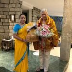 ಶಾಲು ಹೊದಿಸಿಕೊಂಡು ಹೂಗುಚ್ಛ ಹಿಡಿದಿರುವ ಅನಂತನಾಗ್ ಅವರ ಪಕ್ಕದಲ್ಲಿ ಉಮಾಶ್ರೀ