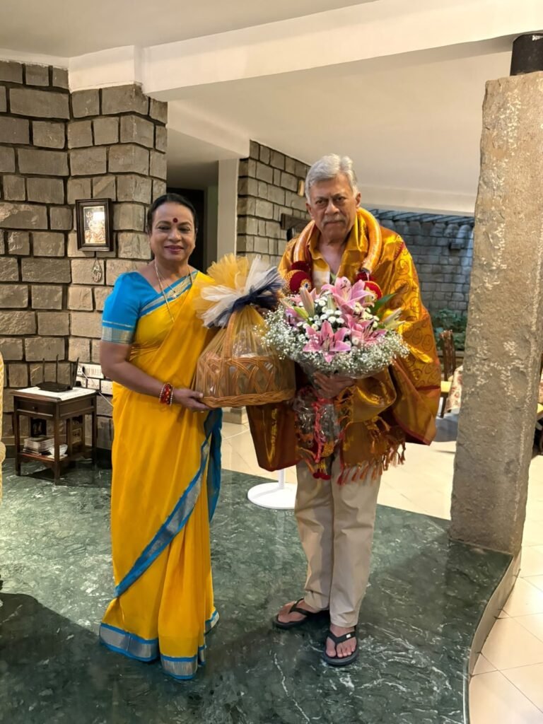 ಶಾಲು ಹೊದಿಸಿಕೊಂಡು ಹೂಗುಚ್ಛ ಹಿಡಿದಿರುವ ಅನಂತನಾಗ್ ಅವರ ಪಕ್ಕದಲ್ಲಿ ಉಮಾಶ್ರೀ