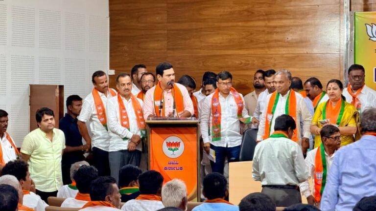 ಬೆಂಗಳೂರಿನ ಬಿಜೆಪಿ ಸೇರ್ಪಡೆ ಕಾರ್ಯಕ್ರಮದಲ್ಲಿ ಮಾತನಾಡುತ್ತಿರುವ ಬಿ.ವೈ. ವಿಜಯೇಂದ್ರ