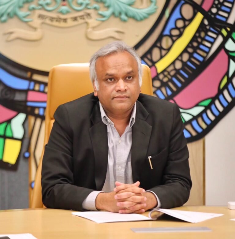 ತಮ್ಮ ಮೇಜಿನ ಬಳಿ ಕುಳಿತಿರುವ ಪ್ರಿಯಾಂಕ್ ಖರ್ಗೆ