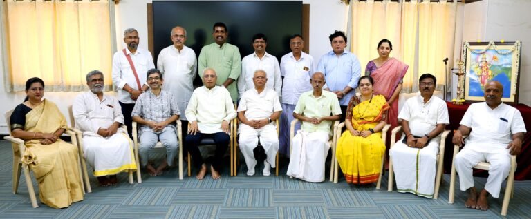 ಗುಂಪು ಛಾಯಾಚಿತ್ರದಲ್ಲಿ ಕುಳಿತಿರುವ ಮತ್ತು ನಿಂತಿರುವ ರಾಷ್ಟ್ರೋತ್ಥಾನ ಪರಿಷತ್ ಪದಾಧಿಕಾರಿಗಳು ಹಾಗೂ ಸದಸ್ಯರು