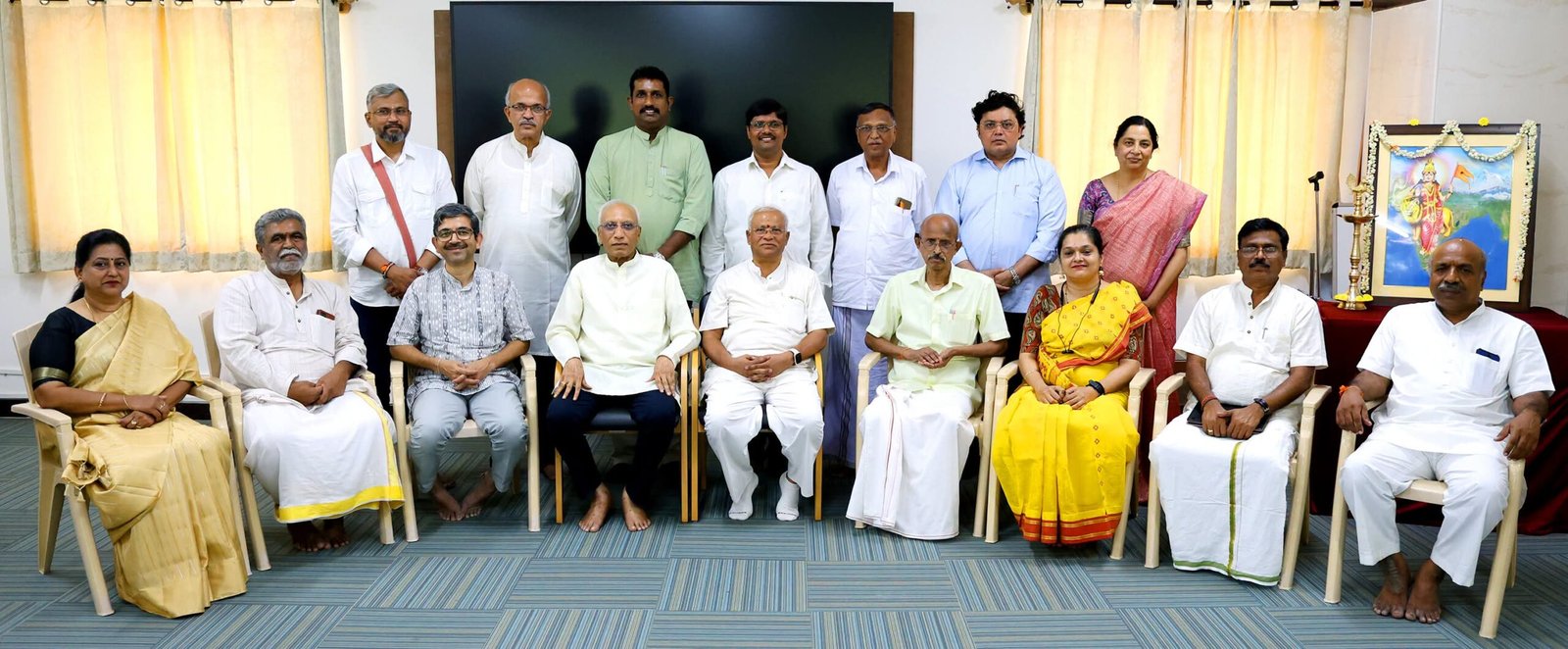 ಗುಂಪು ಛಾಯಾಚಿತ್ರದಲ್ಲಿ ಕುಳಿತಿರುವ ಮತ್ತು ನಿಂತಿರುವ ರಾಷ್ಟ್ರೋತ್ಥಾನ ಪರಿಷತ್ ಪದಾಧಿಕಾರಿಗಳು ಹಾಗೂ ಸದಸ್ಯರು