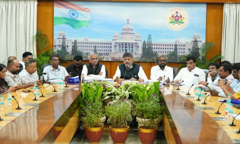 ಬೆಂಗಳೂರಿನ ಕೃಷ್ಣಾದಲ್ಲಿ ಇತರ ನಾಯಕರೊಂದಿಗೆ ಸುದ್ದಿಗೋಷ್ಠಿ ನಡೆಸುತ್ತಿರುವ ಡಿ.ಕೆ. ಶಿವಕುಮಾರ್