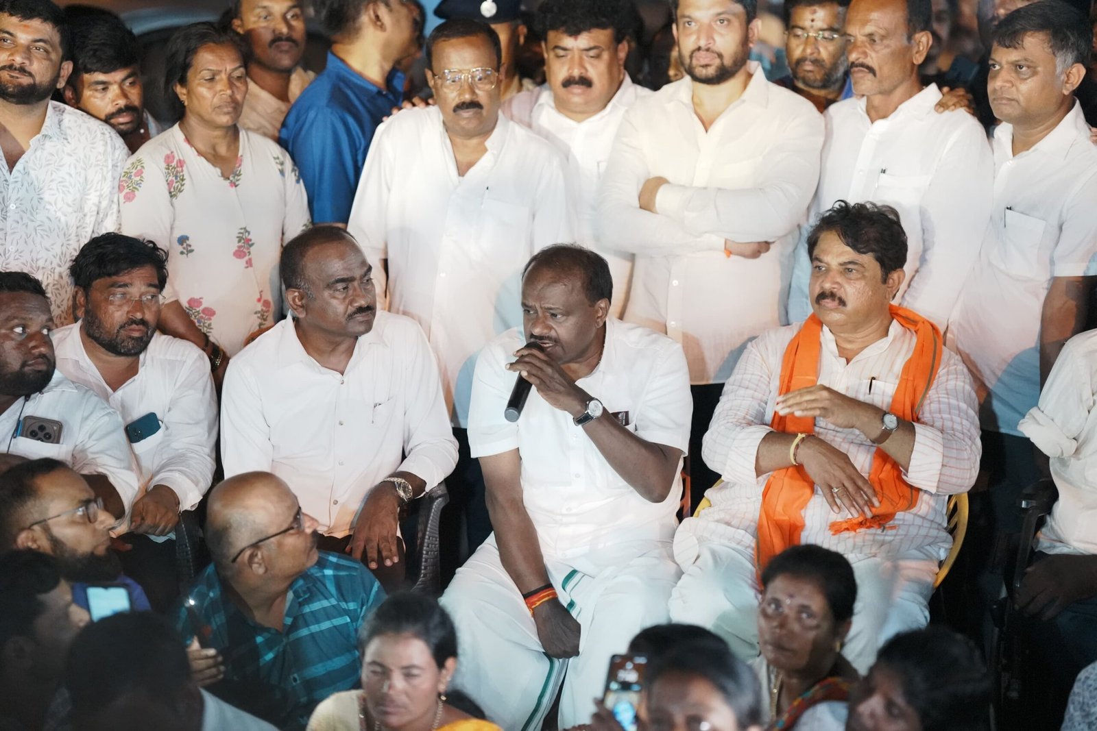 ಬಿಡದಿ ಸಮೀಪ ವಿಕಲಚೇತನರ ಪಾದಯಾತ್ರಿಗಳ ಜತೆ ಮಾತನಾಡುತ್ತಿರುವ ಹೆಚ್ ಡಿ ಕುಮಾರಸ್ವಾಮಿ ಮತ್ತು ಪಕ್ಕದಲ್ಲಿರುವ ಆರ್ ಅಶೋಕ್