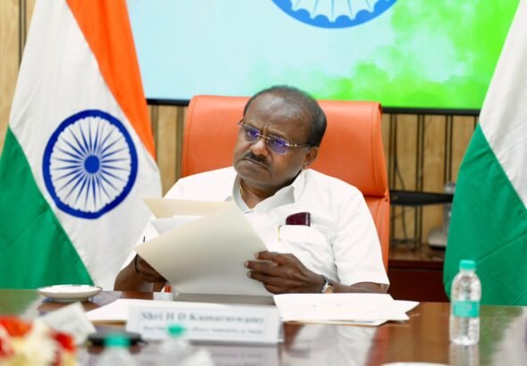 ಎಲೆಕ್ಟ್ರಿಕ್ ಬಸ್‌, ಟ್ರಕ್‌ಗಳಿಗೆ ಹಣಕಾಸು ಸೌಲಭ್ಯ ಕುರಿತು ಎಚ್.ಡಿ. ಕುಮಾರಸ್ವಾಮಿ ಪರಿಶೀಲನೆ; ಬ್ಯಾಟರಿ ಘಟಕಗಳ ದೇಶೀಯ ಉತ್ಪಾದನೆಗೆ ಒತ್ತು