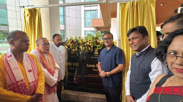 ಬೆಂಗಳೂರಿನ ಅಸ್ಸಾಂ ಹೌಸ್ ಉದ್ಘಾಟನಾ ಫಲಕದ ಬಳಿ ಹಿಮಂತ ಬಿಸ್ವ ಶರ್ಮಾ ಮತ್ತು ಅತಿಥಿಗಳು