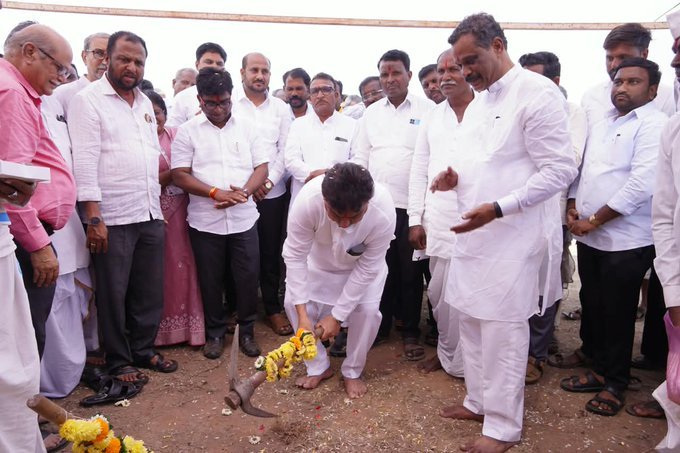 ಶೇಗುಣಸಿಯ ವಸತಿ ಶಾಲೆಯ ಹೊಸ ಕಟ್ಟಡದ ಸ್ಥಳದಲ್ಲಿ ಎಂ.ಬಿ. ಪಾಟೀಲ್ ಗುದ್ದಲಿಯಿಂದ ಭೂಮಿಪೂಜೆ ನೆರವೇರಿಸಿದರು